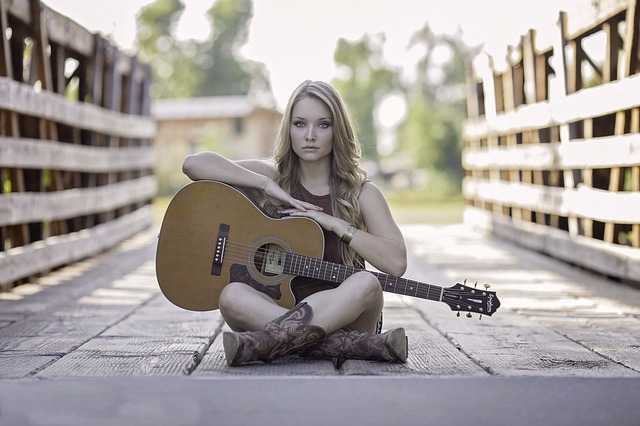 girl with guitar 